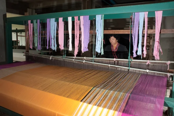 Lua Hill Tribe minority is weaving with loom in Thailand. — Stock Photo, Image