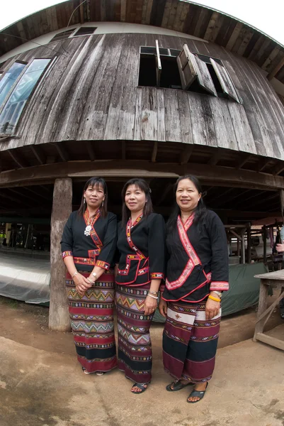 Senior Lua Hill tribe mniejszości pozowanie Pokaż ich sukienki. — Zdjęcie stockowe