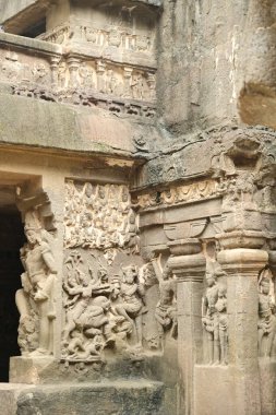 UNESCO 'nun Dünya Mirası Alanı Elora Mağaraları' ndaki Hindu dini sanatının mimarisi, M.Ö. 600-1000 yılları arasında yapılmış dünyanın en büyük kaya kesimi tapınak koleksiyonlarından biri..