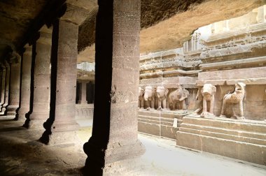 UNESCO 'nun Dünya Mirası Alanı olan Elora Mağaraları, M.S. 600-1000 yılları arasında yaşamış Hindu, Budist ve Jain sanatları ve kalıntılarının yer aldığı dünyanın en büyük kaya kesimli tapınak ve türbelerinden biridir.. 