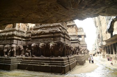 AURANGABUD, Hindistan - 25 Ağustos 2025: Kimliği belirsiz bir turist Ellora Mağaraları 'na seyahat ediyor. Antik Hindu Kaya Tapınağı. Kayadan oyulmuş Eski Hindu Tapınağı (Kailas Tapınağı). 16 numaralı mağara, Ellora Mağaraları, Aurangabad, Hindistan yakınlarında. MS 8. Yüzyıl.