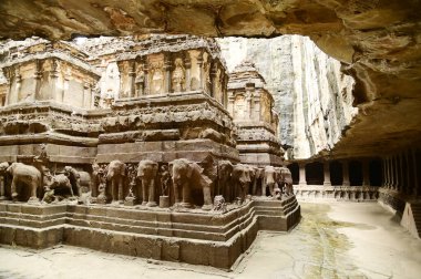 Ellora Mağaraları, Antik Hindu Kaya Tapınakları (Kailash Mandir ve Lord Shiva 'ya tapmak için yapılmış savaş arabası) kaya oymaları. 16. mağara, Ellora Mağaraları, 8. yüzyılda Hindistan, Aurangabad yakınlarında inşa edildi..