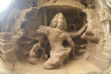 UNESCO 'nun Dünya Mirası Alanı Elora Mağaraları' ndaki Hindu dini sanatının mimarisi, M.Ö. 600-1000 yılları arasında yapılmış dünyanın en büyük kaya kesimi tapınak koleksiyonlarından biri..