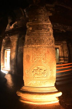 UNESCO 'nun Dünya Mirası Alanı Elora Mağaraları' ndaki dini mekanlar ve sanat eserleri, M.Ö. 600-1000 yıllarına dayanan ve dünyanın en büyük kaya kesimi tapınak koleksiyonlarından biri. Hindistan, Aurangabud 'da yer almaktadır..