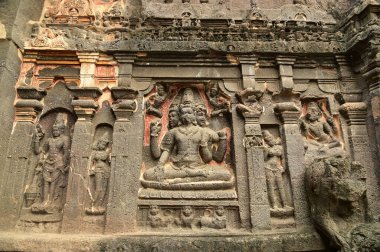 UNESCO 'nun Dünya Mirası Alanı Elora Mağaraları' ndaki dini mekanlar ve sanat eserleri, M.Ö. 600-1000 yıllarına dayanan ve dünyanın en büyük kaya kesimi tapınak koleksiyonlarından biri. Hindistan, Aurangabud 'da yer almaktadır..