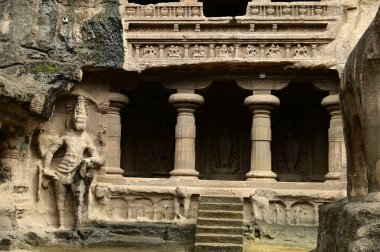 UNESCO 'nun Dünya Mirası Alanı Elora Mağaraları' ndaki dini mekanlar ve sanat eserleri, M.Ö. 600-1000 yıllarına dayanan ve dünyanın en büyük kaya kesimi tapınak koleksiyonlarından biri. Hindistan, Aurangabud 'da yer almaktadır..