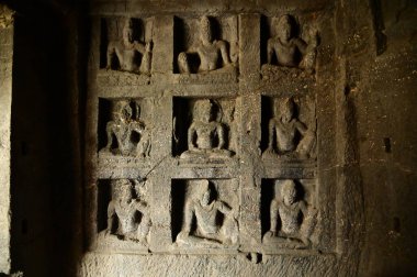 UNESCO 'nun Dünya Mirası Alanı Elora Mağaraları' ndaki dini mekanlar ve sanat eserleri, M.Ö. 600-1000 yıllarına dayanan ve dünyanın en büyük kaya kesimi tapınak koleksiyonlarından biri. Hindistan, Aurangabud 'da yer almaktadır..