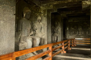 Ellora Mağaraları 'ndaki taştan oyulmuş Buda heykeli. UNESCO 'nun Dünya Mirası Alanı olan Ellora, M.Ö. 600-1000 yılları arasında yaşamış Hindu, Budist ve Jain sanatı ve kalıntılarının yer aldığı dünyanın en büyük kaya kesimli tapınak ve türbelerinden biridir.. 