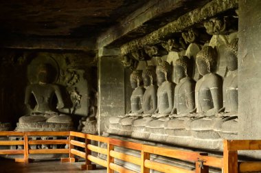 Ellora Mağaraları 'ndaki taştan oyulmuş Buda heykeli. UNESCO 'nun Dünya Mirası Alanı olan Ellora, M.Ö. 600-1000 yılları arasında yaşamış Hindu, Budist ve Jain sanatı ve kalıntılarının yer aldığı dünyanın en büyük kaya kesimli tapınak ve türbelerinden biridir.. 