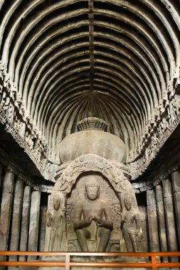Ellora Mağaraları 'ndaki Budist tapınağının 10 numaralı mağarasında Buda heykeli. Elora, UNESCO 'nun Dünya Mirası Bölgesi, Hindu, Budist ve Jain sanat ve eserlerinin yer aldığı dünyanın en büyük kaya kesimi tapınak ve tapınak koleksiyonlarından biridir..