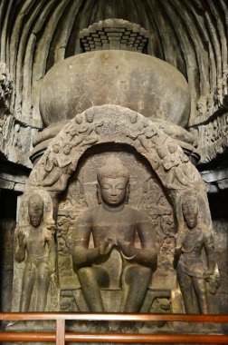 Ellora Mağaraları 'ndaki Budist tapınağının 10 numaralı mağarasında Buda heykeli. Elora, UNESCO 'nun Dünya Mirası Bölgesi, Hindu, Budist ve Jain sanat ve eserlerinin yer aldığı dünyanın en büyük kaya kesimi tapınak ve tapınak koleksiyonlarından biridir..