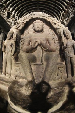 Ellora Mağaraları 'ndaki Budist tapınağının 10 numaralı mağarasında Buda heykeli. Elora, UNESCO 'nun Dünya Mirası Bölgesi, Hindu, Budist ve Jain sanat ve eserlerinin yer aldığı dünyanın en büyük kaya kesimi tapınak ve tapınak koleksiyonlarından biridir..