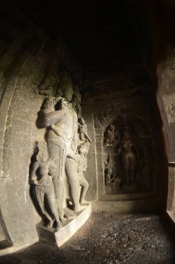 UNESCO 'nun Dünya Mirası Alanı Elora Mağaraları' ndaki dini mekanlar ve sanat eserleri, M.Ö. 600-1000 yıllarına dayanan ve dünyanın en büyük kaya kesimi tapınak koleksiyonlarından biri. Hindistan, Aurangabud 'da yer almaktadır..