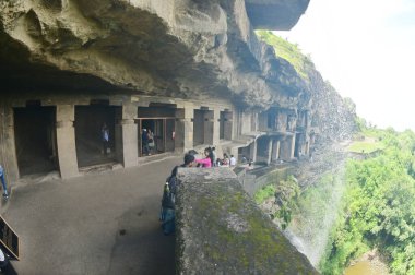 AURANGABUD, INDIA-AUG 25, 2025: UNESCO 'nun Dünya Mirası Alanındaki Jain, Budist ve Hindu dinsel sanatlarının tanımlanamayan bir kısmı, dünyanın en büyük kaya kesimi tapınak koleksiyonlarından biridir.. 