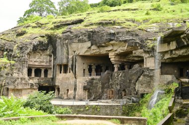 UNESCO 'nun Dünya Mirası Alanı Elora Mağaraları' ndaki dini mekanlar ve sanat eserleri, M.Ö. 600-1000 yıllarına dayanan ve dünyanın en büyük kaya kesimi tapınak koleksiyonlarından biri. Hindistan, Aurangabud 'da yer almaktadır..