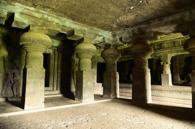 UNESCO 'nun Dünya Mirası Alanı Elora Mağaraları' ndaki dini mekanlar ve sanat eserleri, M.Ö. 600-1000 yıllarına dayanan ve dünyanın en büyük kaya kesimi tapınak koleksiyonlarından biri. Hindistan, Aurangabud 'da yer almaktadır..