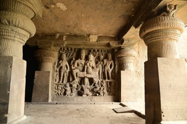 UNESCO 'nun Dünya Mirası Alanı Elora Mağaraları' ndaki dini mekanlar ve sanat eserleri, M.Ö. 600-1000 yıllarına dayanan ve dünyanın en büyük kaya kesimi tapınak koleksiyonlarından biri. Hindistan, Aurangabud 'da yer almaktadır..