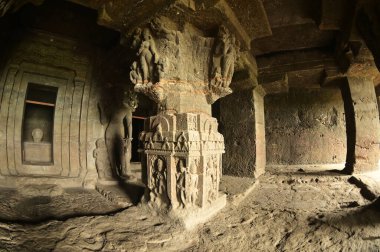 UNESCO 'nun Dünya Mirası Alanı Elora Mağaraları' ndaki dini mekanlar ve sanat eserleri, M.Ö. 600-1000 yıllarına dayanan ve dünyanın en büyük kaya kesimi tapınak koleksiyonlarından biri. Hindistan, Aurangabud 'da yer almaktadır..