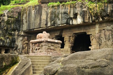 UNESCO 'nun Dünya Mirası Alanı Elora Mağaraları' ndaki dini mekanlar ve sanat eserleri, M.Ö. 600-1000 yıllarına dayanan ve dünyanın en büyük kaya kesimi tapınak koleksiyonlarından biri..