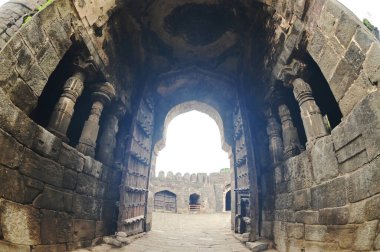 Daulatabad Kalesi, Hindistan 'ın Maharashtra şehrinde bulunan eski bir kaledir. Başlangıçta adı Deogiri idi, kale doğal kayalardan yapılmıştır ve çok güçlüdür. Doğal kayalardan yapılmış ve çok güçlü bir kale. Şimdi tarihi binalarla turistik bir yer oldu..