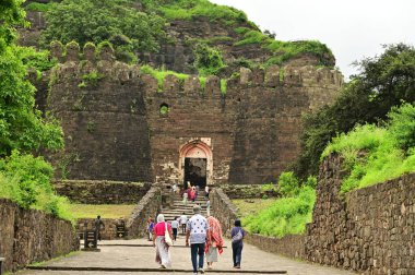 AURANGABUD, INDIA - 25 Ağustos 2025: Kimliği belirsiz bir turist Daulatabad kalesini ziyaret etti, devasa taş duvarlarla inşa edildi ortaçağ askeri mimarisi ve kültür mirası sergilendi.