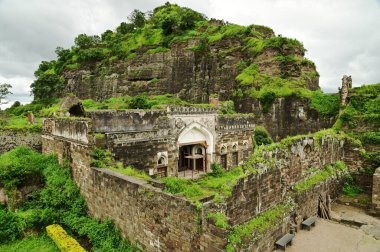 Daulatabad Kalesi, Hindistan 'ın Maharashtra şehrinde bulunan eski bir kaledir. Başlangıçta adı Deogiri idi, kale doğal kayalardan yapılmıştır ve çok güçlüdür. Doğal kayalardan yapılmış ve çok güçlü bir kale. Şimdi tarihi binalarla turistik bir yer oldu..