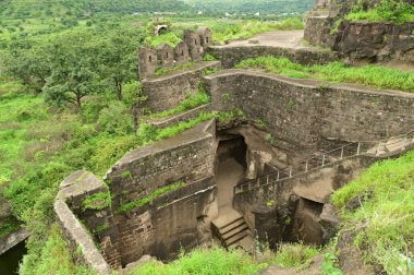 Daulatabad Kalesi, Hindistan 'ın Maharashtra şehrinde bulunan eski bir kaledir. Başlangıçta adı Deogiri idi, kale doğal kayalardan yapılmıştır ve çok güçlüdür. Doğal kayalardan yapılmış ve çok güçlü bir kale. Şimdi tarihi binalarla turistik bir yer oldu..