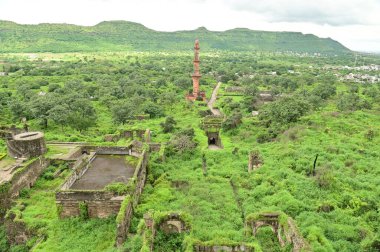 Daulatabad Kalesi, Hindistan 'ın Maharashtra şehrinde bulunan eski bir kaledir. Başlangıçta adı Deogiri idi, kale doğal kayalardan yapılmıştır ve çok güçlüdür. Doğal kayalardan yapılmış ve çok güçlü bir kale. Şimdi tarihi binalarla turistik bir yer oldu..