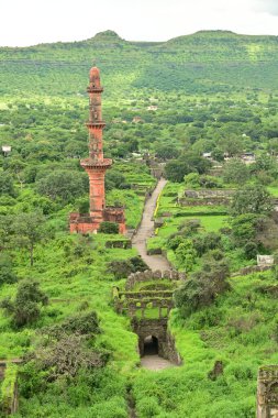 Hindistan 'da Daulatabad Kalesi girişinde Chand Minar (Ay Kulesi). Büyük taş duvarlarla inşa edilen ve ortaçağ askeri mimarisi ve kültürel mirası sergilenen bina, tarihi binaların önemli bir turistik cazibesi haline geldi..
