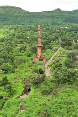 Hindistan 'da Daulatabad Kalesi girişinde Chand Minar (Ay Kulesi). Büyük taş duvarlarla inşa edilen ve ortaçağ askeri mimarisi ve kültürel mirası sergilenen bina, tarihi binaların önemli bir turistik cazibesi haline geldi..