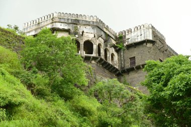 Daulatabad Kalesi, Hindistan 'ın Maharashtra şehrinde bulunan eski bir kaledir. Başlangıçta adı Deogiri idi, kale doğal kayalardan yapılmıştır ve çok güçlüdür. Doğal kayalardan yapılmış ve çok güçlü bir kale. Şimdi tarihi binalarla turistik bir yer oldu..