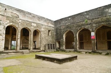 Daulatabad Kalesi 'ne klasik kemerli giriş Maharashtra, Hindistan' da bulunan antik bir kaledir. Orijinal adı Deogiri, doğal kayalardan inşa edilmiş ve çok güçlü bir kaledir..