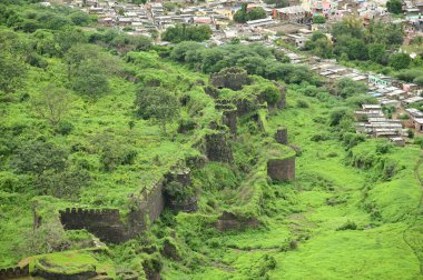 Ortaçağ askeri mimarisi ve kültürel mirasının sergilendiği devasa taş duvarlarla inşa edilmiş Daulatabad Kalesi 'nin duvarlarının en üst görüntüsü..
