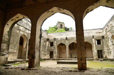 Daulatabad Kalesi 'ne klasik kemerli giriş Maharashtra, Hindistan' da bulunan antik bir kaledir. Orijinal adı Deogiri, doğal kayalardan inşa edilmiş ve çok güçlü bir kaledir..