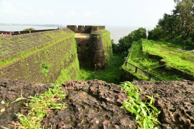 GOA, INDIA - 21 AĞUSTOS 2025: Aguada Kalesi, Hindistan 'ın Goa kentindeki Sinquerim Sahili' nde bulunan ve Arap Denizi 'ne bakan bir deniz feneriyle birlikte 1612 yılında inşa edilmiştir. Kale büyük bir turistik ilgi odağı..