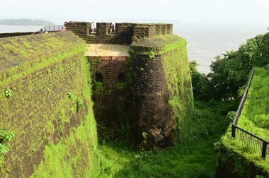 GOA, INDIA - 21 AĞUSTOS 2025: Aguada Kalesi, Hindistan 'ın Goa kentindeki Sinquerim Sahili' nde bulunan ve Arap Denizi 'ne bakan bir deniz feneriyle birlikte 1612 yılında inşa edilmiştir. Kale büyük bir turistik ilgi odağı..