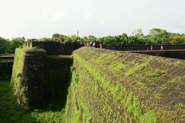 GOA, INDIA - 21 AĞUSTOS 2025: Aguada Kalesi, Hindistan 'ın Goa kentindeki Sinquerim Sahili' nde bulunan ve Arap Denizi 'ne bakan bir deniz feneriyle birlikte 1612 yılında inşa edilmiştir. Kale büyük bir turistik ilgi odağı..