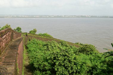 Aguada Kalesi, 1612 yılında Hindistan 'ın Goa kentindeki Sinquerim Sahili' nde bulunan ve Arap Denizi 'ne bakan bir deniz feneriyle birlikte inşa edilmiştir. Kale büyük bir turistik ilgi odağı..