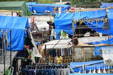 MUMBAI, INDIA-AUGust 26.2025: Dhobi Ghat, her biri kiri temizlemek için dövülmek için kullanılan taşlarla donatılmış yüzlerce beton havzadan oluşan ve dünyaca ünlü bir açık hava çamaşırhanesidir..