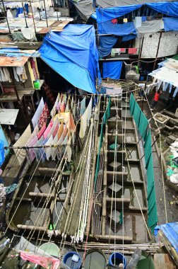 MUMBAI, INDIA-AUGust 26,2025: Dhobi Ghat, her biri kiri temizlemek için dövülmek için kullanılan taşlarla donatılmış yüzlerce beton havzadan oluşan ve dünyaca ünlü bir açık hava çamaşırhanesidir..