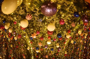 BANGKOK, THAILAND- 15 Kasım 2025: Işık ve top yıldızı, Noel için Merkez Büyükelçiliği 'nde 2026 Noel Ağacı Kutlaması tünelinde ve Bangkok' ta Mutlu Yıllar etkinliğinde güzel süslemeler yaptı..