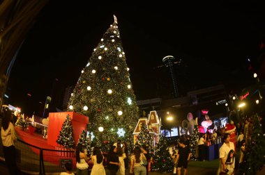 BANGKOK, THAILAND- 15 Kasım 2025: Noel Ağacı Kutlaması 2026 'da Central World Alışveriş Merkezi' nde Noel Günü ve Bangkok 'ta Mutlu Yıllar etkinliği düzenlendi.