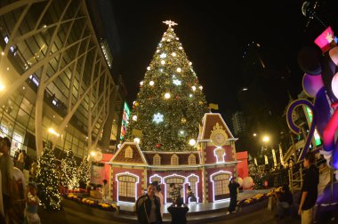 BANGKOK, THAILAND- 15 Kasım 2025: Noel Ağacı Kutlaması 2026 'da Central World Alışveriş Merkezi' nde Noel Günü ve Bangkok 'ta Mutlu Yıllar etkinliği düzenlendi.