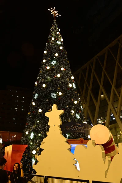 BANGKOK, THAILAND- 15 Kasım 2025: Noel Ağacı Kutlaması 2026 'da Central World Alışveriş Merkezi' nde Noel Günü ve Bangkok 'ta Mutlu Yıllar etkinliği düzenlendi.