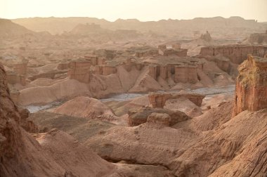 Çin 'in Xinjiang kentindeki Kizil Kızıl Taş Ormanı Bölgesi milyonlarca yıl boyunca rüzgar ve kumla oyulmuş garip şekilli kızıl kaya ormanlarıdır. Kayalar, bileşimlerindeki demir içeriği nedeniyle kırmızı renktedir..