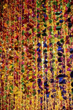 Plastiğin dokusu ve arkaplanı iplerle sarkıyor, renkli ışıklarla aydınlatılıyor, ışıl ışıl ve güzel Noel süslemeleri için..