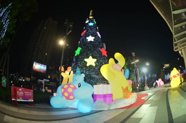 BANGKOK, THAILAND - 26 Kasım 2025: Işık, yıldız ve çizgi film karakterleri Samyan Mithtown alışveriş merkezinde 2026 noel kutlaması ve Bangkok 'ta yeni yıl etkinliği için güzel dekore ettiler.