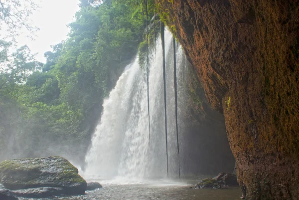 Haew Suwat waterval in Khao Yai nationaal park, Thailand — Stockfoto