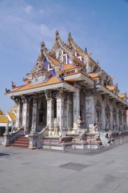 Wat Pariwat Ratchasongkram 'ın kordinasyon salonu, inanç hakkındaki temel kavramları terk etmeden, Buda' nın geçmiş yaşamları da dahil olmak üzere, çağdaş sanatı dekorasyonuna dahil eder. Bangkok, Tayland 'da.