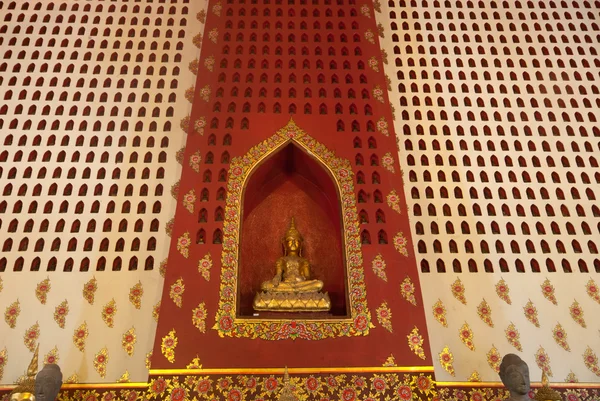 Golden Buddha in Wat Phanan Choeng, Ayutthaya, Thailand . — стоковое фото